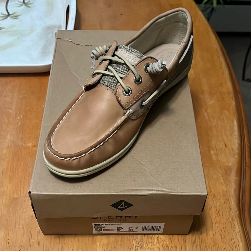 Sperry Tan Boat Shoes with Leather Finish and Wrap-Around Laces.    Womens